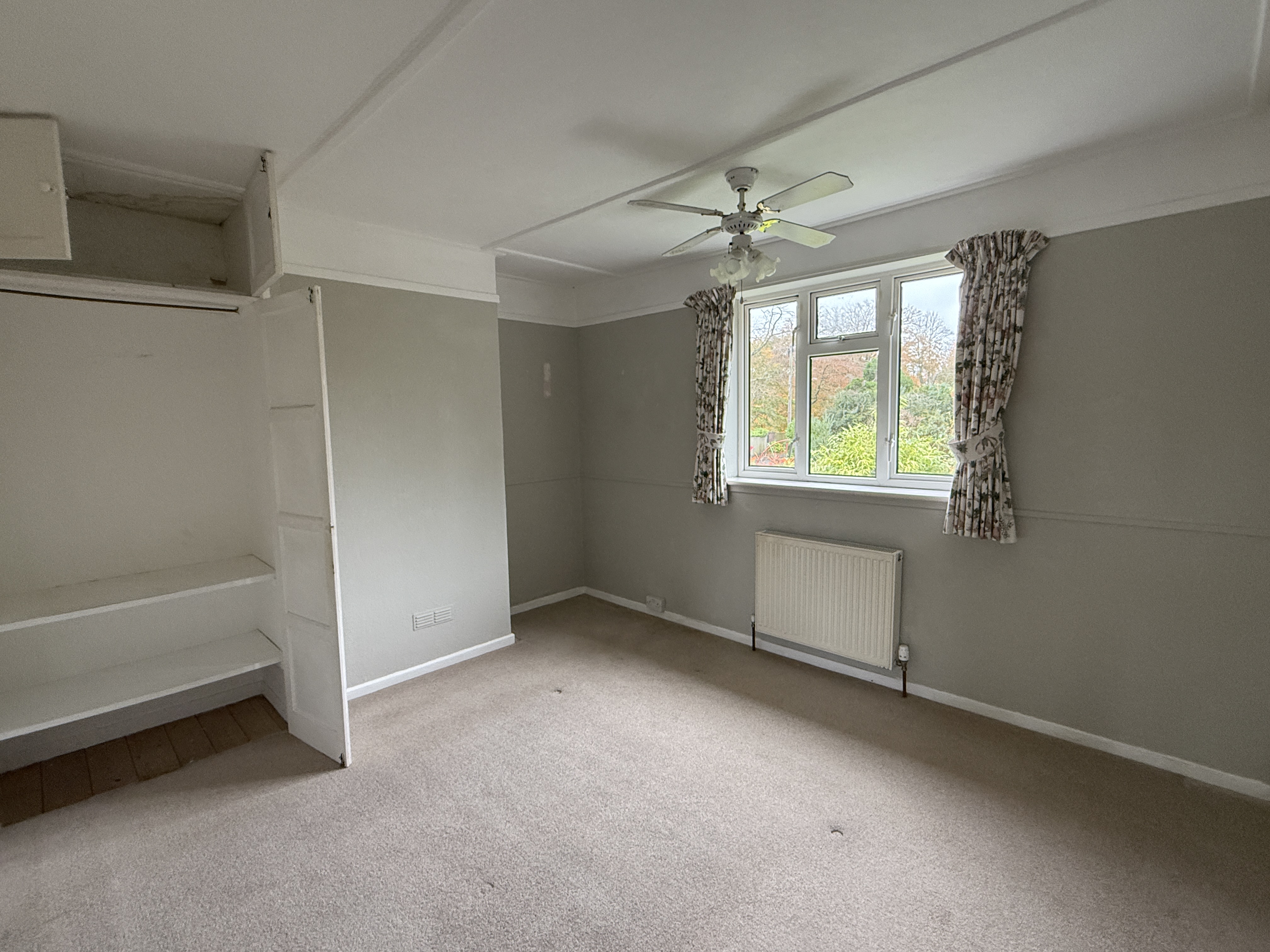Lot: 11 - HOUSE IN NEED OF IMPROVEMENT - Bedroom 1 of Semi in Wealden Village